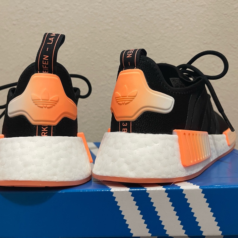 • ADIDAS • NMD_R1 W •